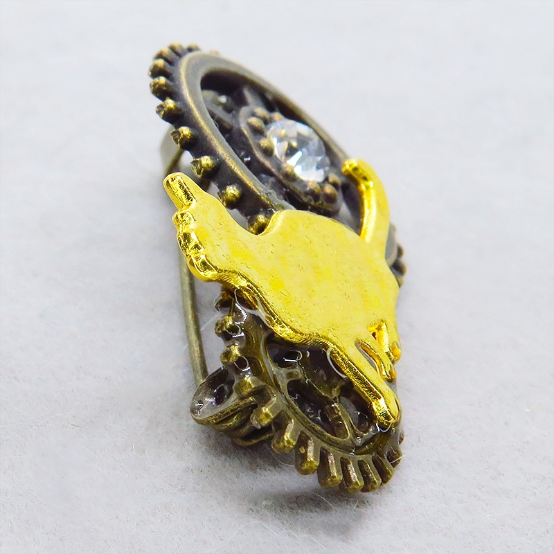 見上げる猫シルエットモチーフと歯車を組合せたコンパクトなスチームパンク風ブローチ バッジ アンティークゴールド