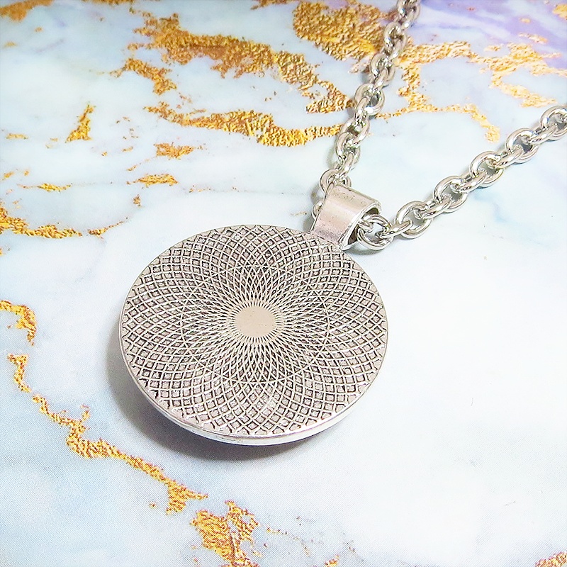 猫とサイバーパンクなカボションガラスネックレス 壱型アンティークシルバー仕様 長さ調整可 アジャスター付