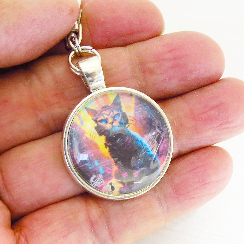 猫とサイバーパンクなカボションガラスペンダントキーホルダー 壱型アンティークシルバー仕様 バッグチャーム 金具変更可