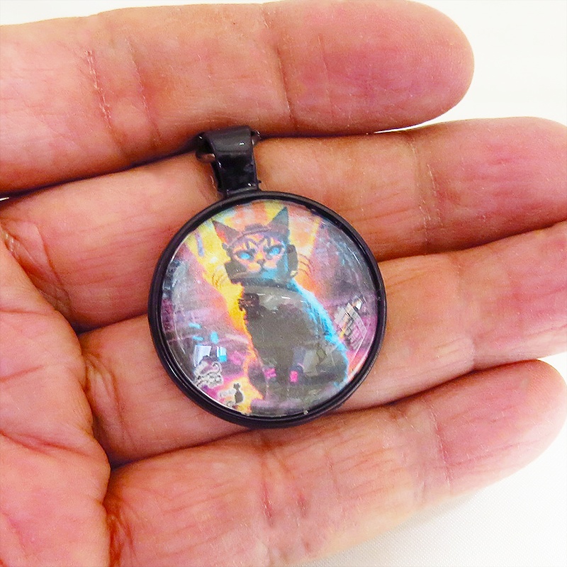 猫とサイバーパンクなカボションガラスペンダントキーホルダー 壱型ブラックカラー仕様 バッグチャーム 金具変更可