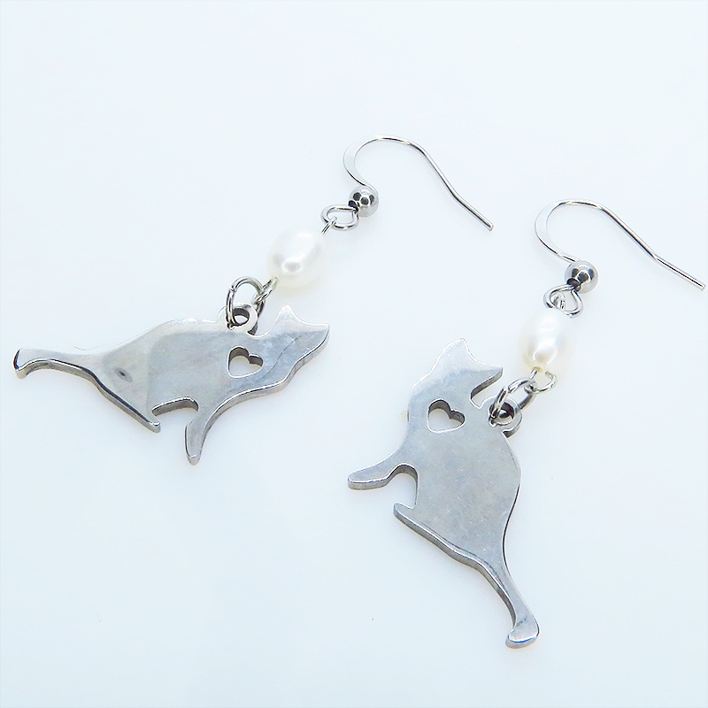 シルバーカラー ステンレス製のダイカット猫シルエットに淡水パールを組合せたピアス サージカルステンレス
