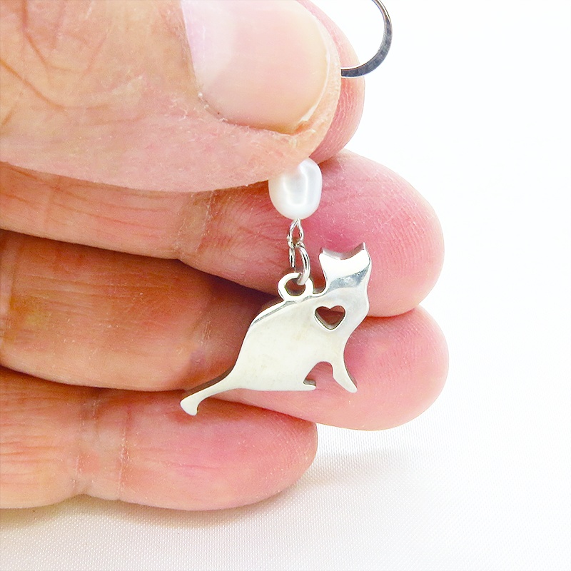 シルバーカラー ステンレス製のダイカット猫シルエットに淡水パールを組合せたピアス サージカルステンレス