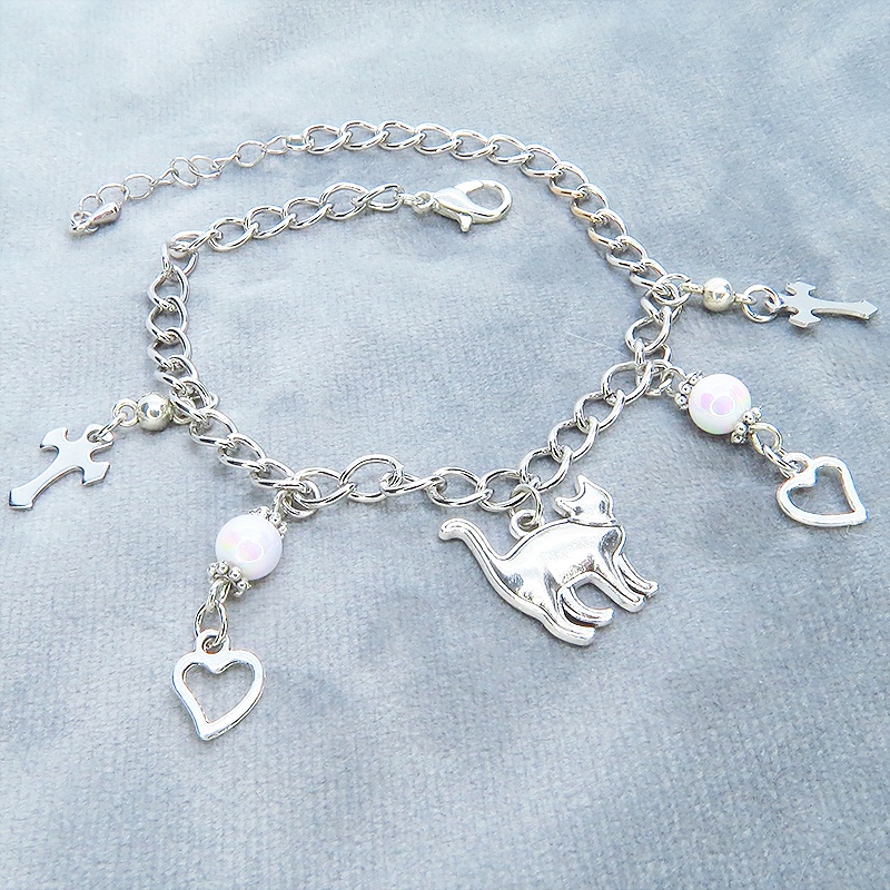 アンティークシルバー 歩き猫チャームとハートとロザリオを組合せたブレスレット アジャスター付 ガラスクリスタル