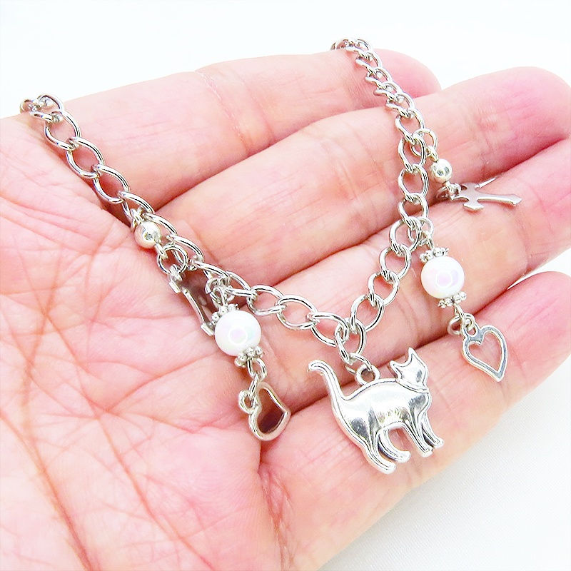 アンティークシルバー 歩き猫チャームとハートとロザリオを組合せたブレスレット アジャスター付 ガラスクリスタル
