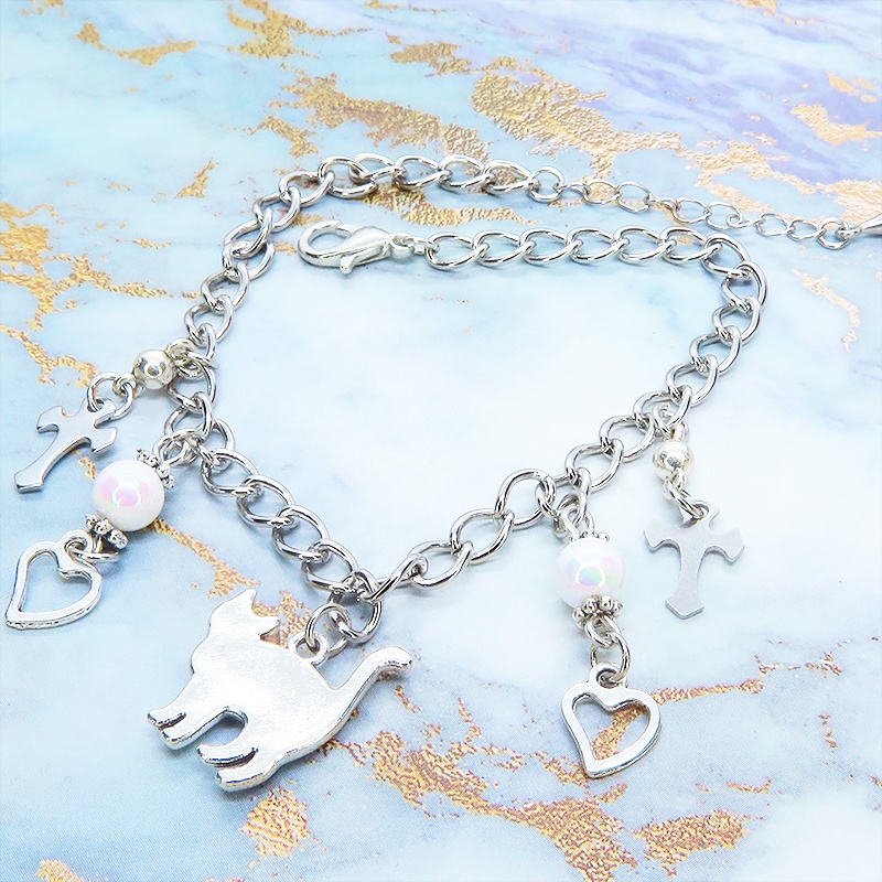アンティークシルバー 歩き猫チャームとハートとロザリオを組合せたブレスレット アジャスター付 ガラスクリスタル