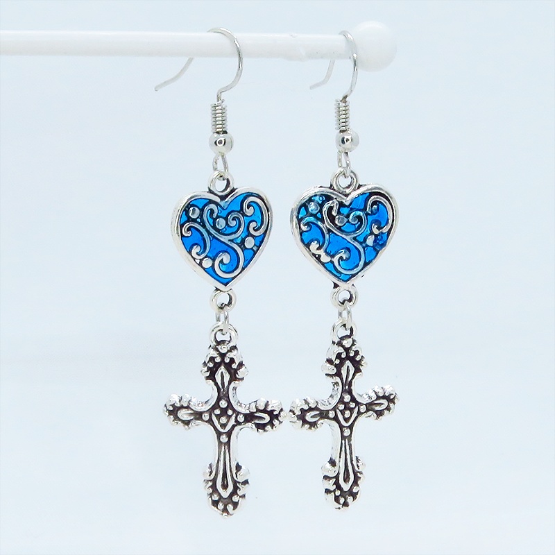 アンティークシルバー アラベスク調ブルーハートにロザリオを組合せたピアス サージカル可 レジン