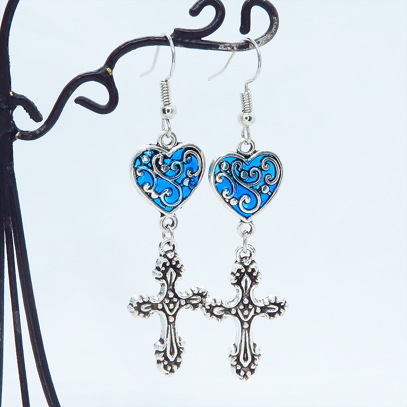 アンティークシルバー アラベスク調ブルーハートにロザリオを組合せたピアス サージカル可 レジン