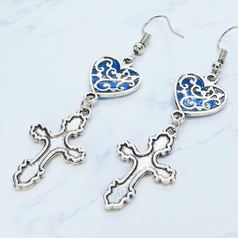 アンティークシルバー アラベスク調ブルーハートにロザリオを組合せたピアス サージカル可 レジン