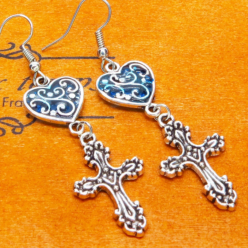 アンティークシルバー アラベスク調ブルーハートにロザリオを組合せたピアス サージカル可 レジン
