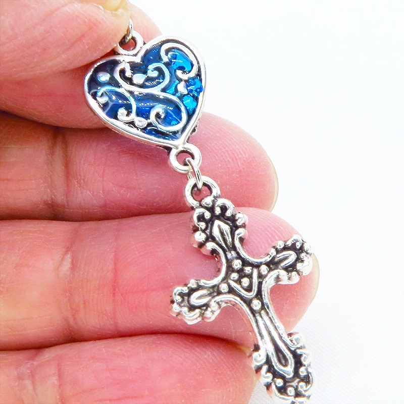 アンティークシルバー アラベスク調ブルーハートにロザリオを組合せたピアス サージカル可 レジン