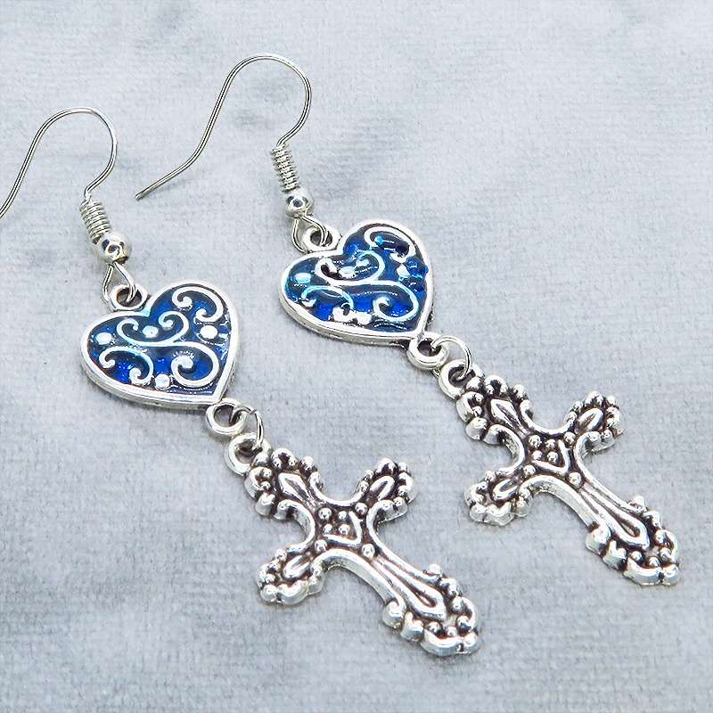 アンティークシルバー アラベスク調ブルーハートにロザリオを組合せたピアス サージカル可 レジン