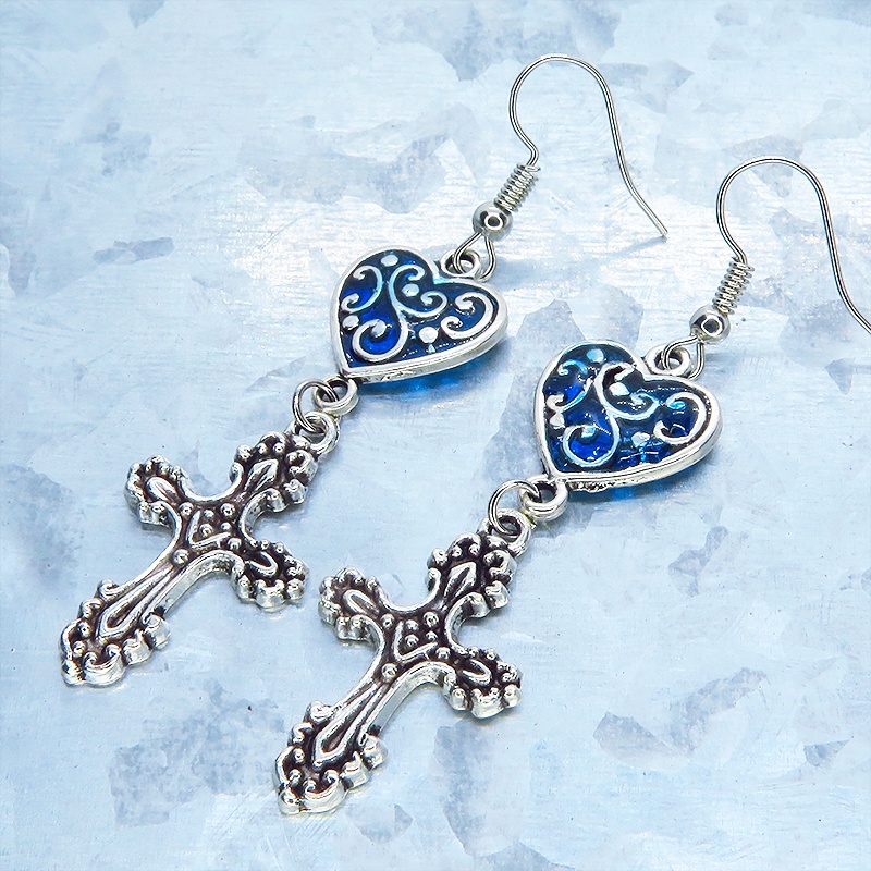 アンティークシルバー アラベスク調ブルーハートにロザリオを組合せたピアス サージカル可 レジン