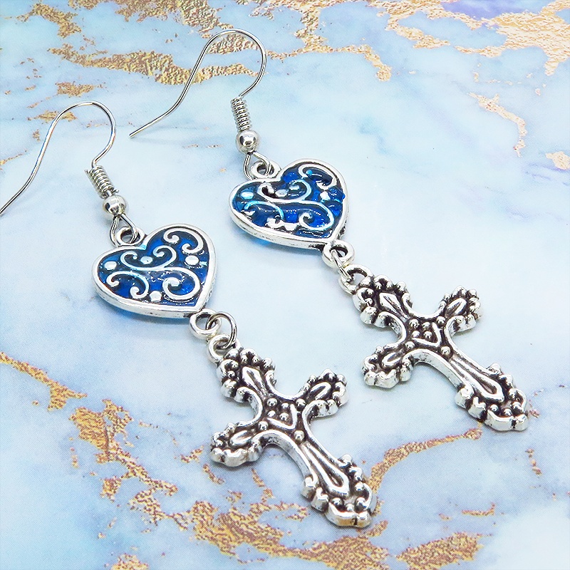 アンティークシルバー アラベスク調ブルーハートにロザリオを組合せたピアス サージカル可 レジン