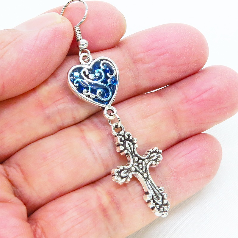 アンティークシルバー アラベスク調ブルーハートにロザリオを組合せたピアス サージカル可 レジン