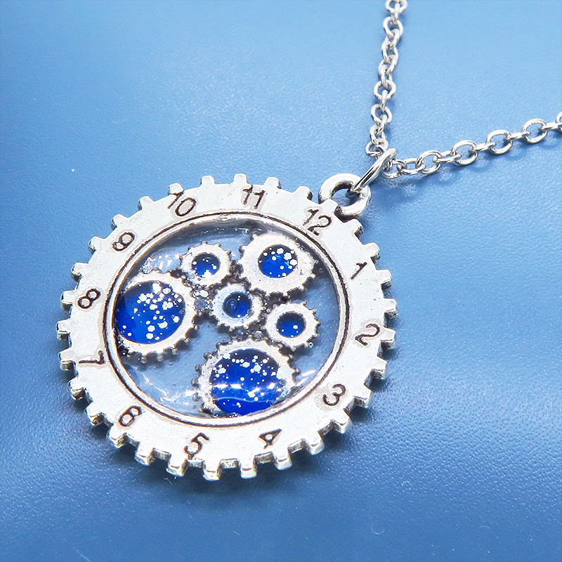 アンティークシルバー 時計と歯車をあわせたチャームをマリンブルーで彩色したペンダントネックレス レジン 長さ調整可