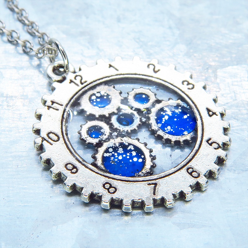 アンティークシルバー 時計と歯車をあわせたチャームをマリンブルーで彩色したペンダントネックレス レジン 長さ調整可
