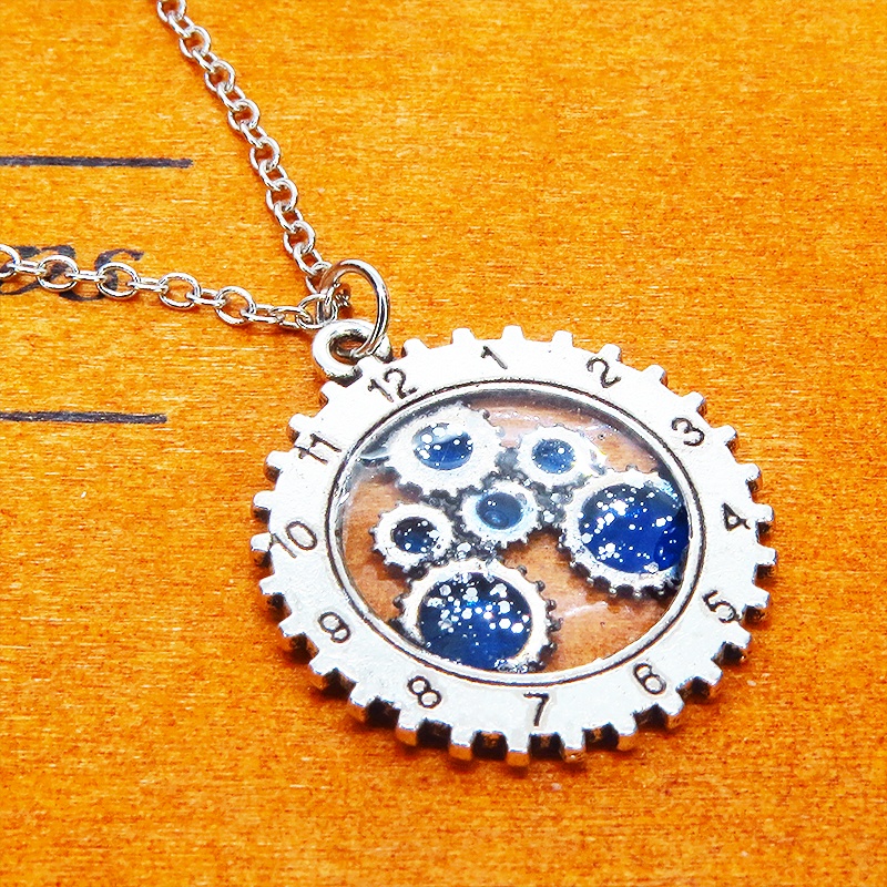 アンティークシルバー 時計と歯車をあわせたチャームをマリンブルーで彩色したペンダントネックレス レジン 長さ調整可
