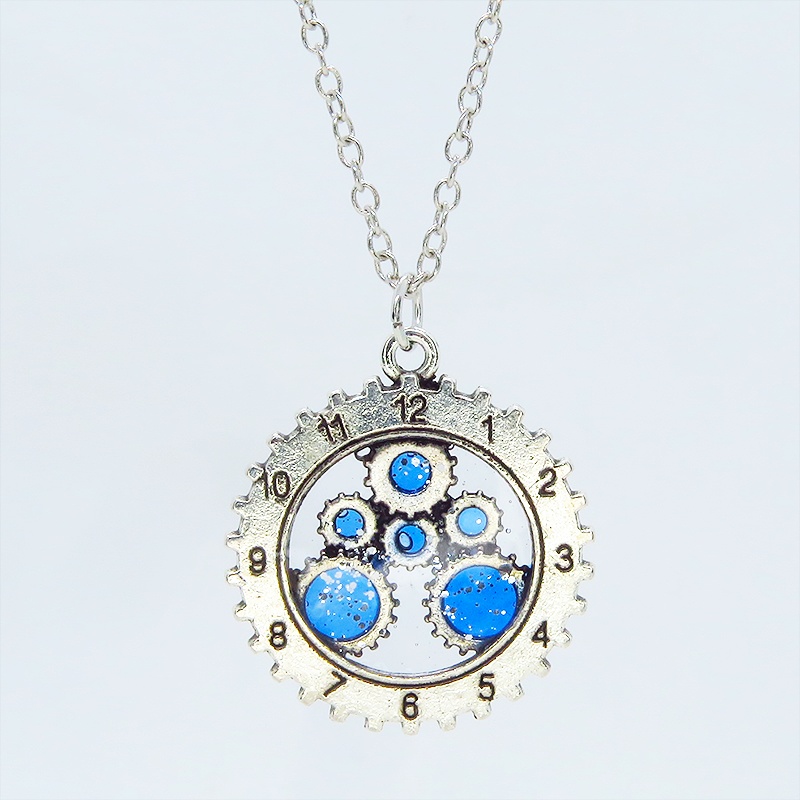 アンティークシルバー 時計と歯車をあわせたチャームをマリンブルーで彩色したペンダントネックレス レジン 長さ調整可