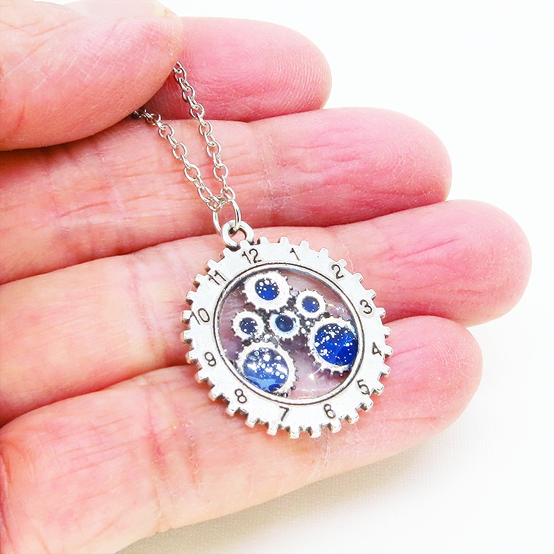 アンティークシルバー 時計と歯車をあわせたチャームをマリンブルーで彩色したペンダントネックレス レジン 長さ調整可