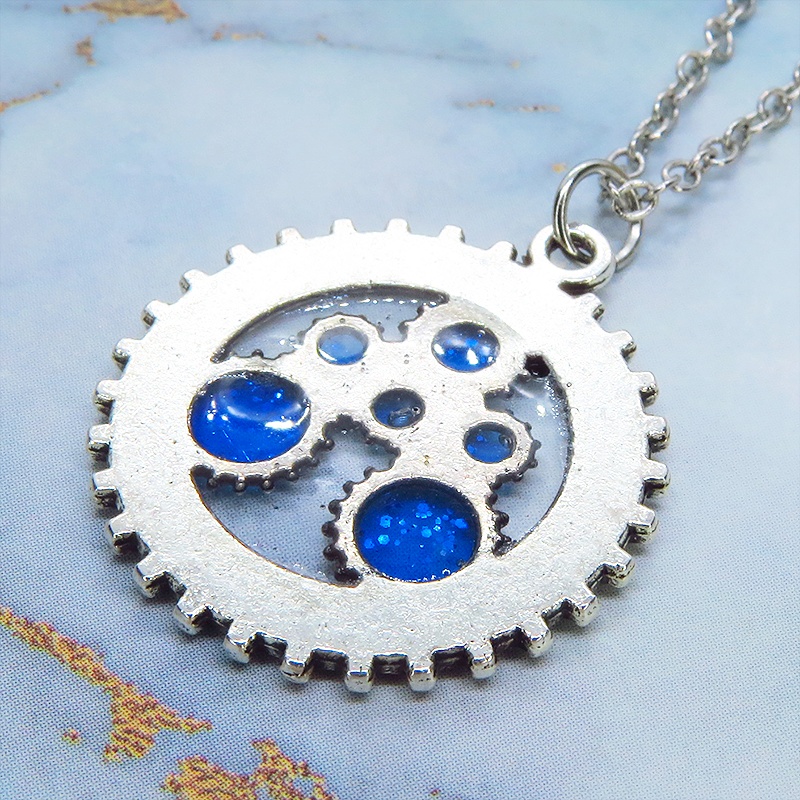 アンティークシルバー 時計と歯車をあわせたチャームをマリンブルーで彩色したペンダントネックレス レジン 長さ調整可