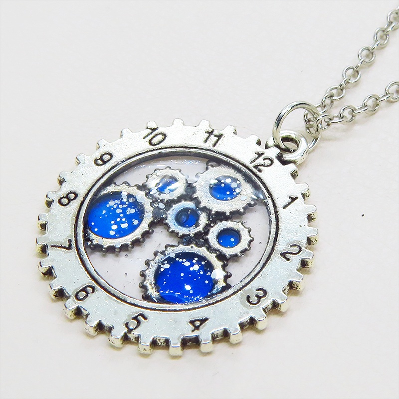 アンティークシルバー 時計と歯車をあわせたチャームをマリンブルーで彩色したペンダントネックレス レジン 長さ調整可