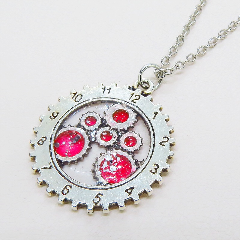 アンティークシルバー 時計と歯車をあわせたチャームをマゼンタカラーで彩色したペンダントネックレス レジン 長さ調整可