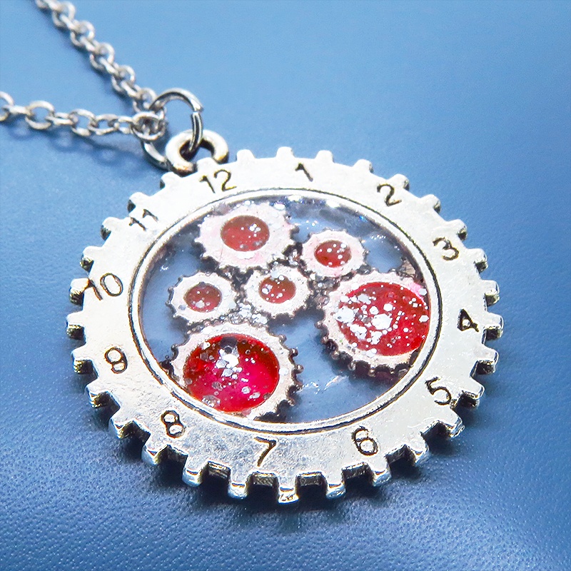 アンティークシルバー 時計と歯車をあわせたチャームをマゼンタカラーで彩色したペンダントネックレス レジン 長さ調整可
