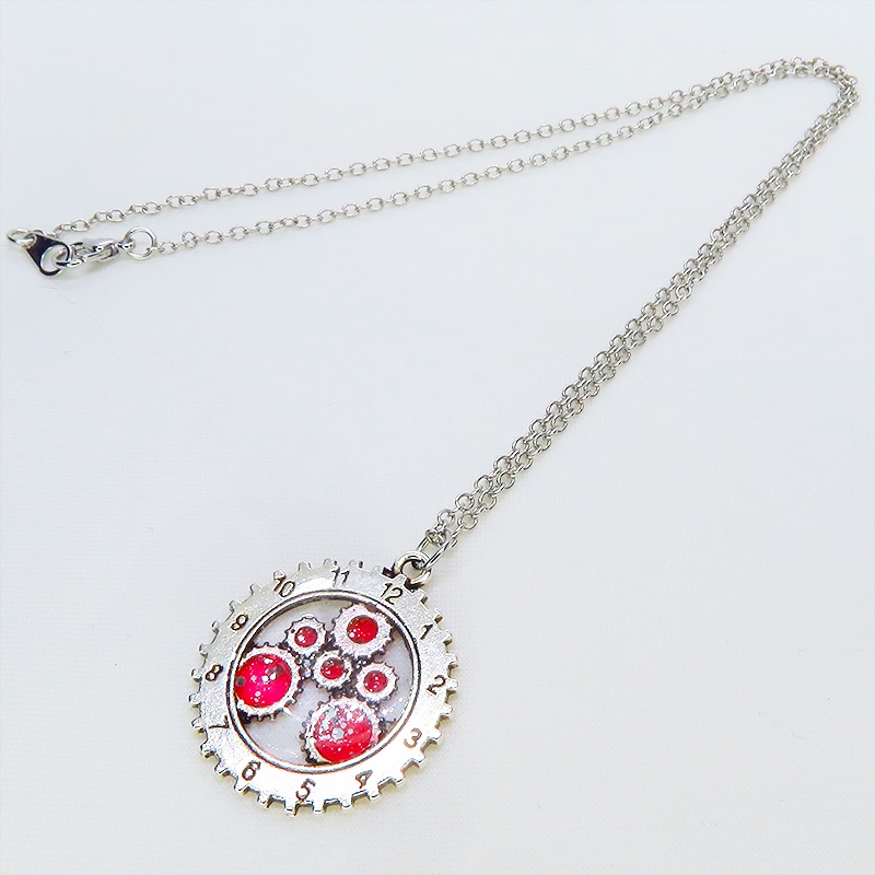 アンティークシルバー 時計と歯車をあわせたチャームをマゼンタカラーで彩色したペンダントネックレス レジン 長さ調整可