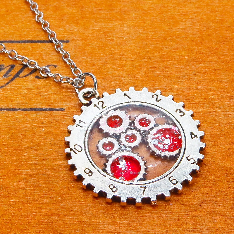 アンティークシルバー 時計と歯車をあわせたチャームをマゼンタカラーで彩色したペンダントネックレス レジン 長さ調整可