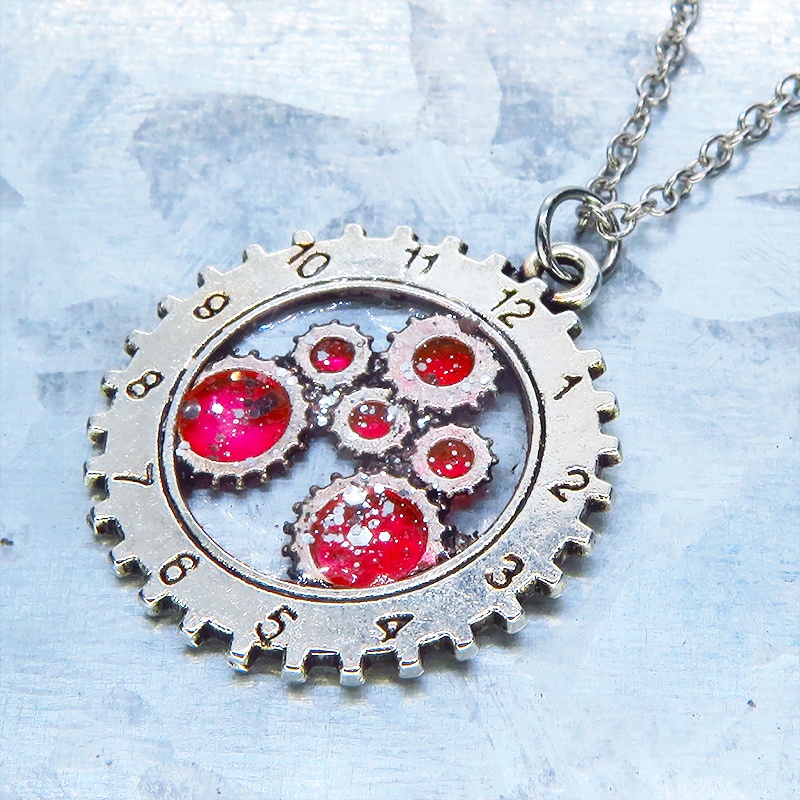 アンティークシルバー 時計と歯車をあわせたチャームをマゼンタカラーで彩色したペンダントネックレス レジン 長さ調整可