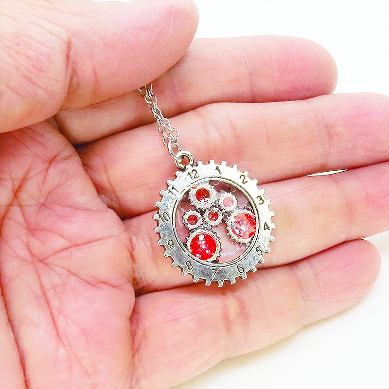 アンティークシルバー 時計と歯車をあわせたチャームをマゼンタカラーで彩色したペンダントネックレス レジン 長さ調整可