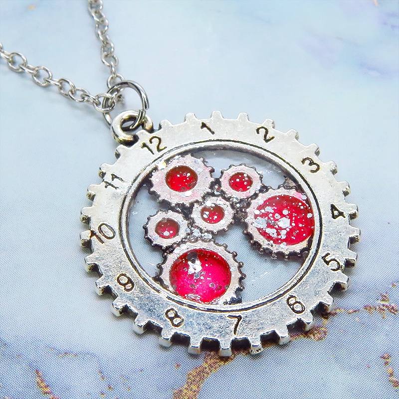 アンティークシルバー 時計と歯車をあわせたチャームをマゼンタカラーで彩色したペンダントネックレス レジン 長さ調整可