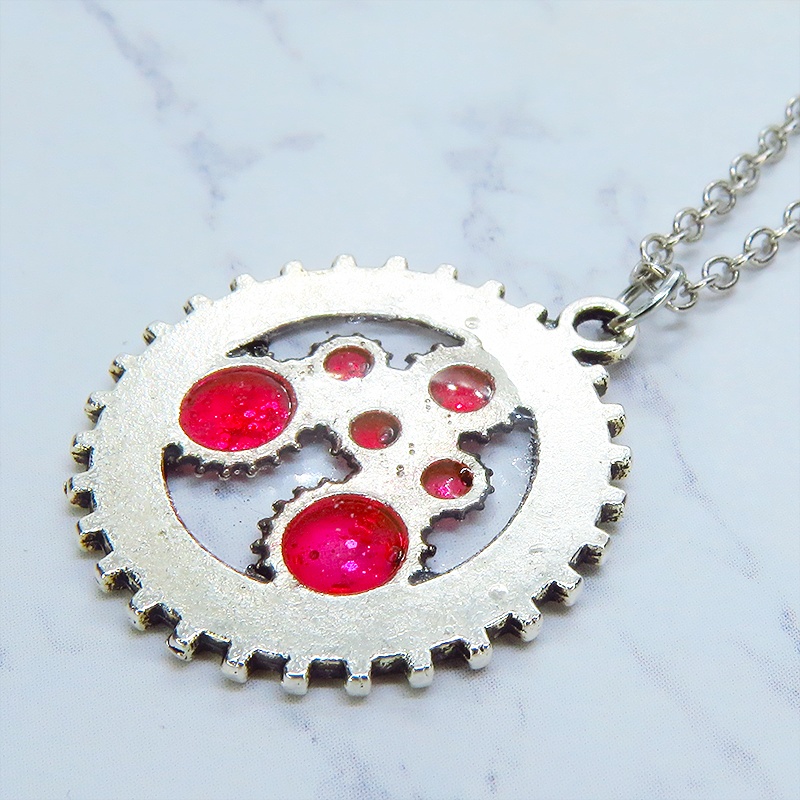 アンティークシルバー 時計と歯車をあわせたチャームをマゼンタカラーで彩色したペンダントネックレス レジン 長さ調整可