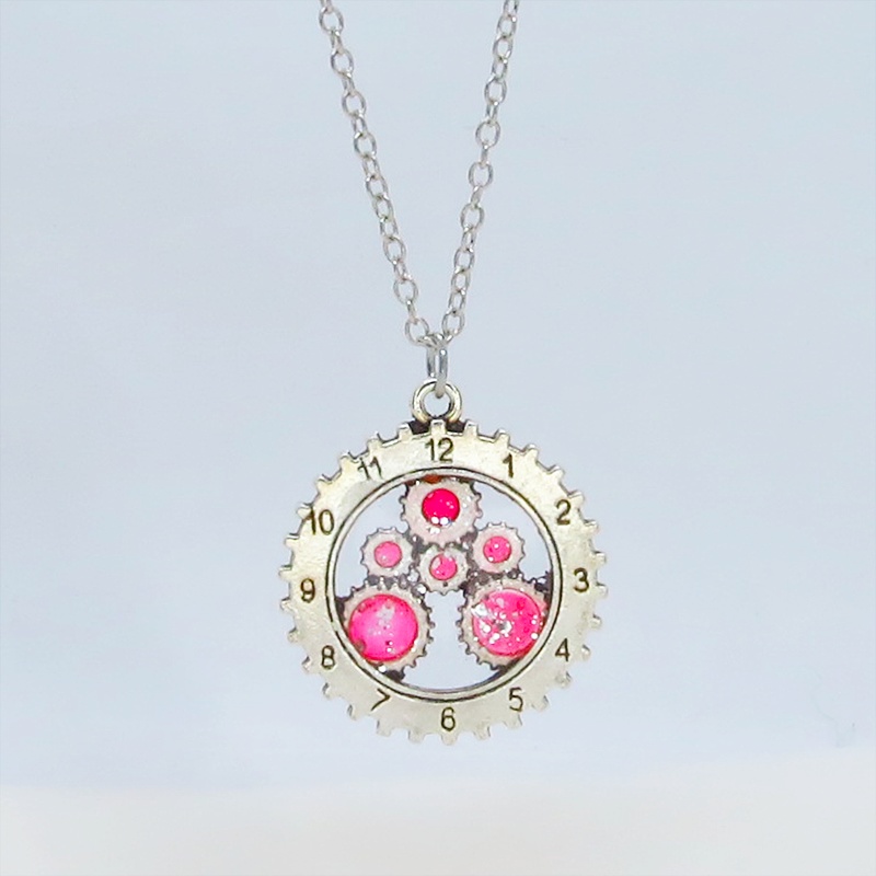 アンティークシルバー 時計と歯車をあわせたチャームをマゼンタカラーで彩色したペンダントネックレス レジン 長さ調整可