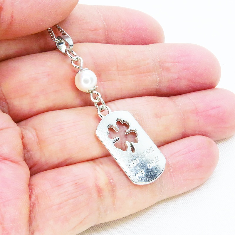 シルバーカラー タグプレートペンダントネックレス 四つ葉のクローバー スワロフスキーパール 長さ調整可