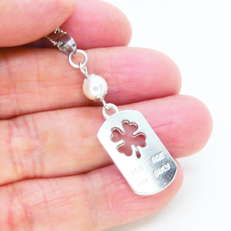 シルバーカラー タグプレートペンダントネックレス 四つ葉のクローバー スワロフスキーパール 長さ調整可