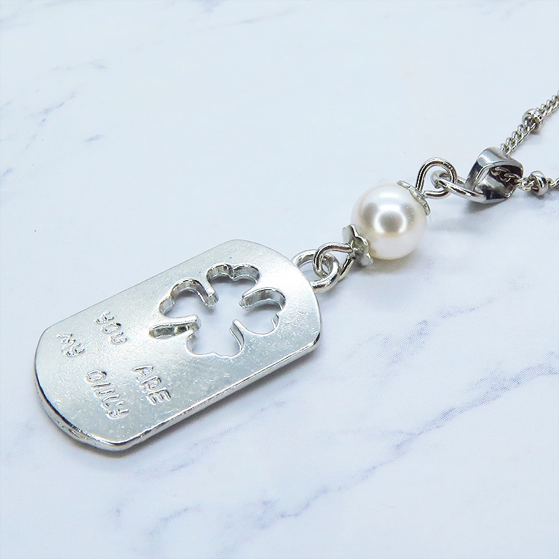 シルバーカラー タグプレートペンダントネックレス 四つ葉のクローバー スワロフスキーパール 長さ調整可