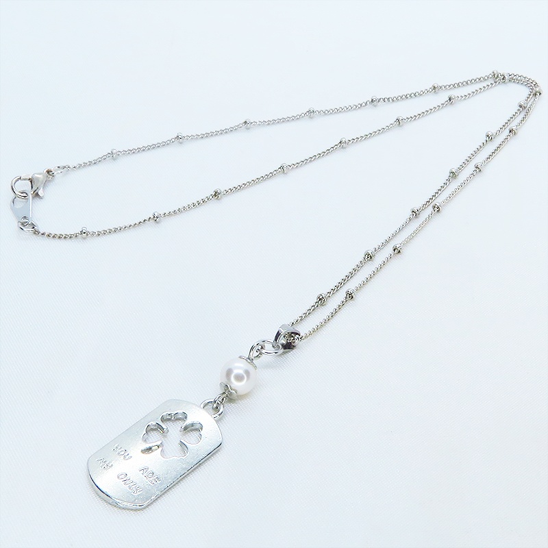 シルバーカラー タグプレートペンダントネックレス 四つ葉のクローバー スワロフスキーパール 長さ調整可