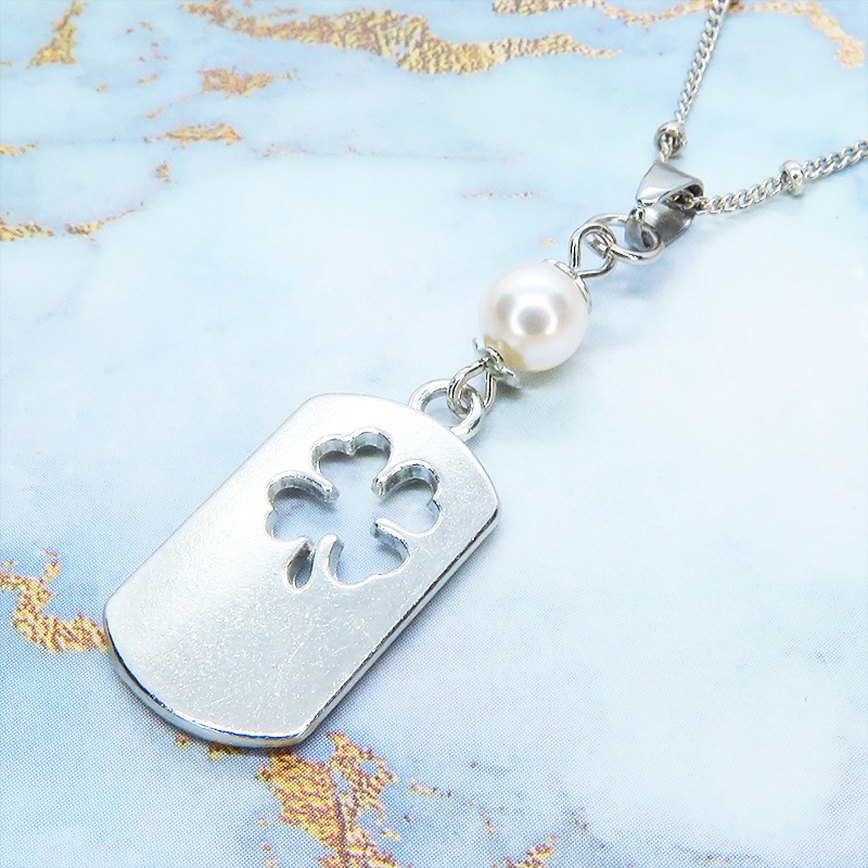 シルバーカラー タグプレートペンダントネックレス 四つ葉のクローバー スワロフスキーパール 長さ調整可