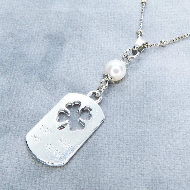 シルバーカラー タグプレートペンダントネックレス 四つ葉のクローバー スワロフスキーパール 長さ調整可