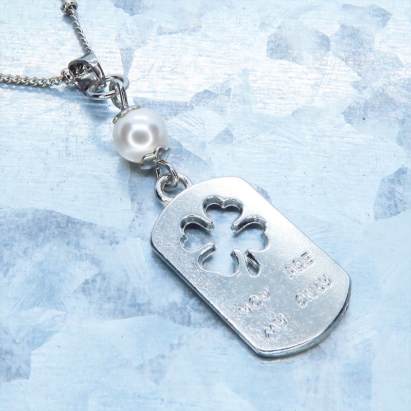 シルバーカラー タグプレートペンダントネックレス 四つ葉のクローバー スワロフスキーパール 長さ調整可