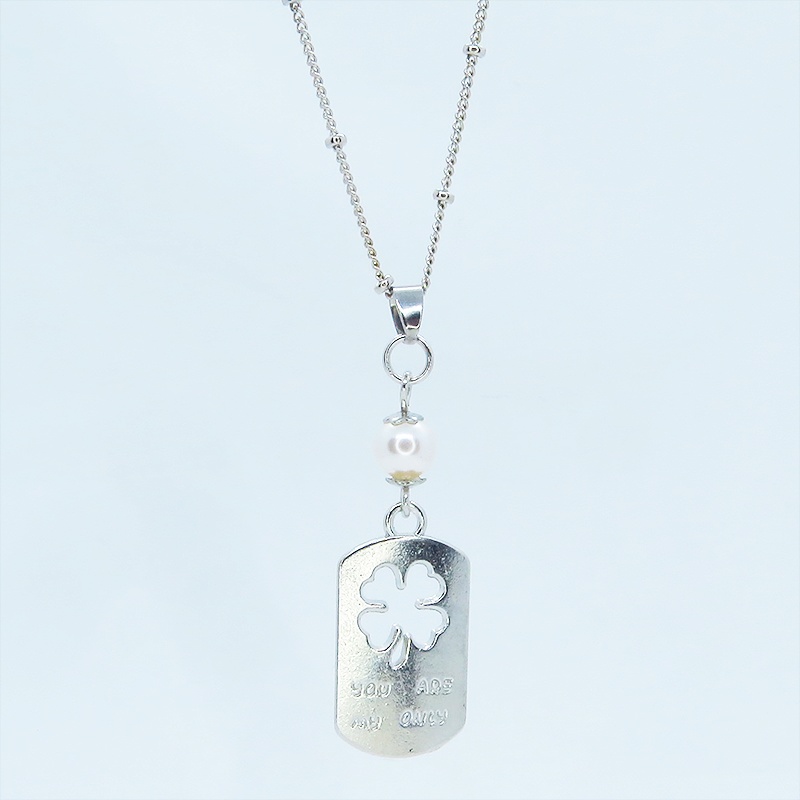 シルバーカラー タグプレートペンダントネックレス 四つ葉のクローバー スワロフスキーパール 長さ調整可