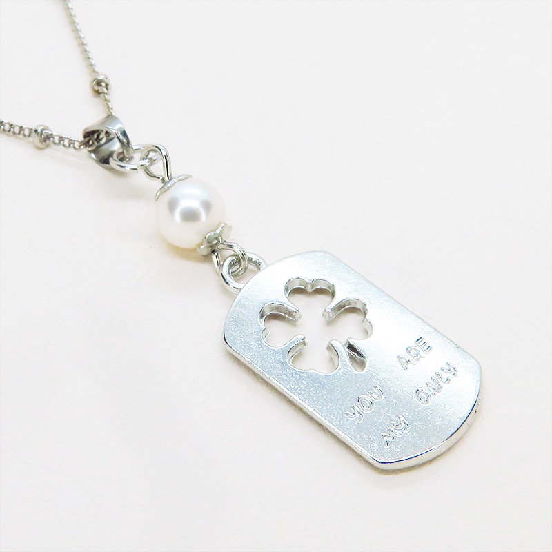 シルバーカラー タグプレートペンダントネックレス 四つ葉のクローバー スワロフスキーパール 長さ調整可