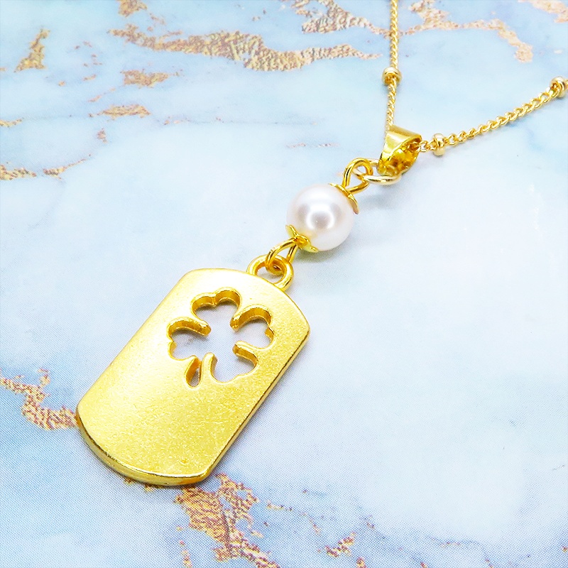 ゴールドカラー タグプレートペンダントネックレス 四つ葉のクローバー スワロフスキーパール 長さ調整可