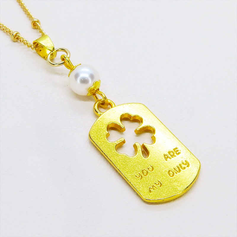 ゴールドカラー タグプレートペンダントネックレス 四つ葉のクローバー スワロフスキーパール 長さ調整可