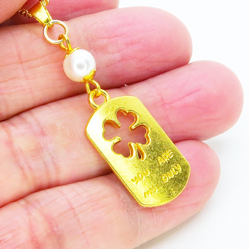 ゴールドカラー タグプレートペンダントネックレス 四つ葉のクローバー スワロフスキーパール 長さ調整可