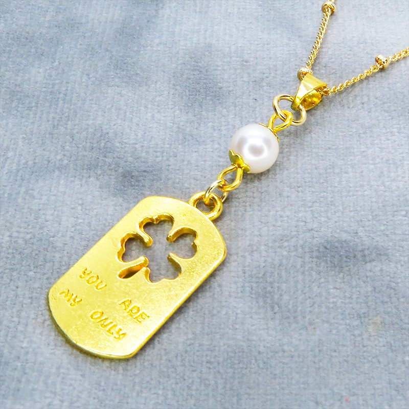 ゴールドカラー タグプレートペンダントネックレス 四つ葉のクローバー スワロフスキーパール 長さ調整可