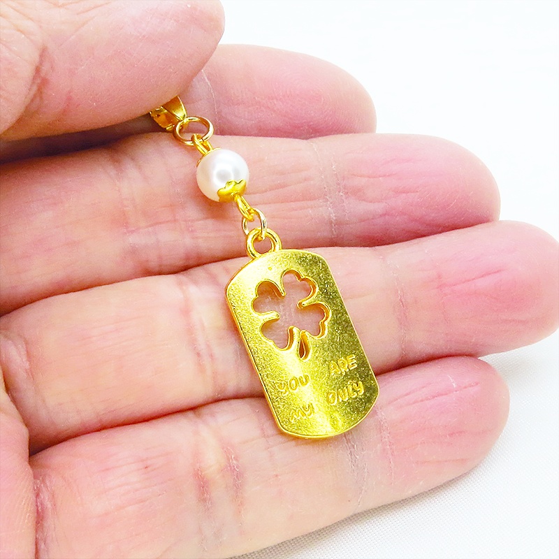 ゴールドカラー タグプレートペンダントネックレス 四つ葉のクローバー スワロフスキーパール 長さ調整可