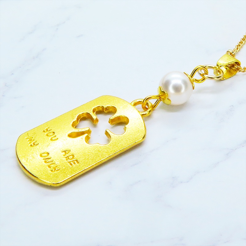 ゴールドカラー タグプレートペンダントネックレス 四つ葉のクローバー スワロフスキーパール 長さ調整可