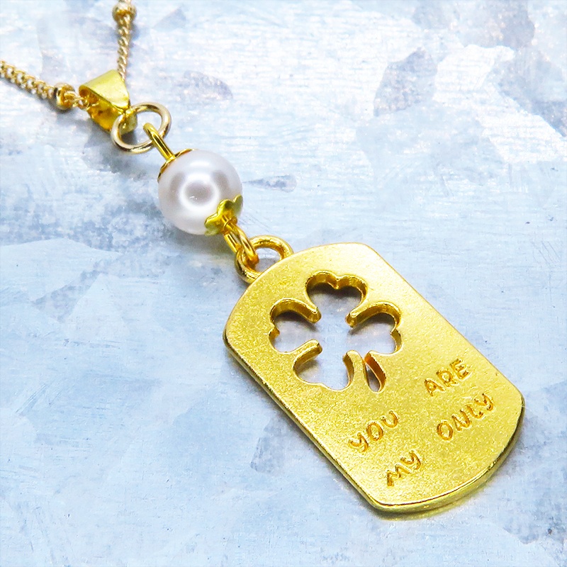 ゴールドカラー タグプレートペンダントネックレス 四つ葉のクローバー スワロフスキーパール 長さ調整可